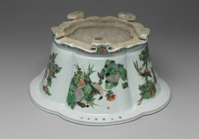 图片[2]-Flower pot with decoration of flowers and birds in wucai polychrome enamels, Qing dynasty, Kangxi reign (1662-1722)-China Archive